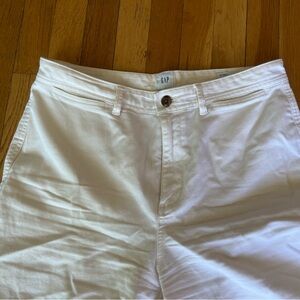 Gap women’s wide leg crop white pants in size 12 Long.